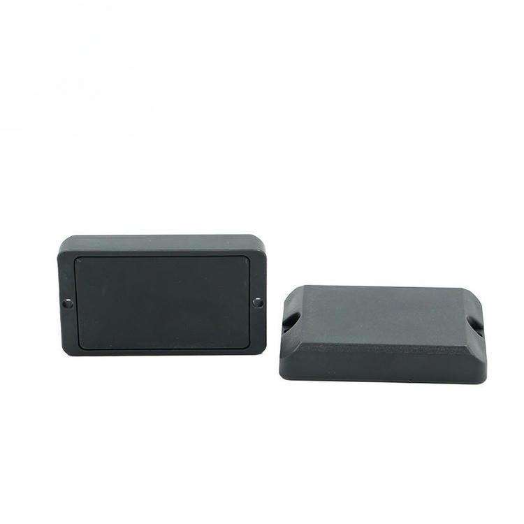 O perfil lateral da tag RFID industrial ep6136-1 revela seu invólucro espesso construído para suportar esforços mecânicos contínuos e impactos.