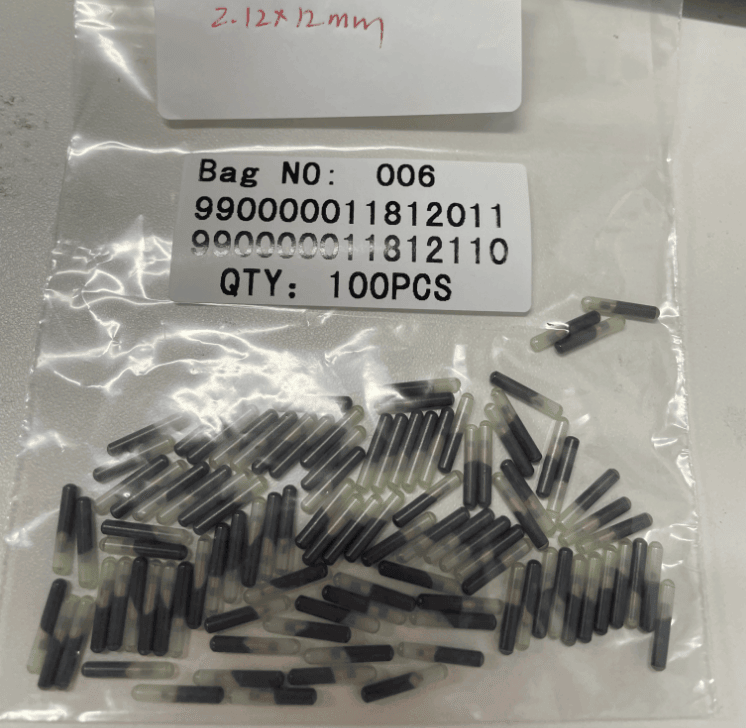 Foto em close de microchips em um saco transparente com etiqueta impressa mostrando informações do lote para fornecimento de microchips RFID para animais.