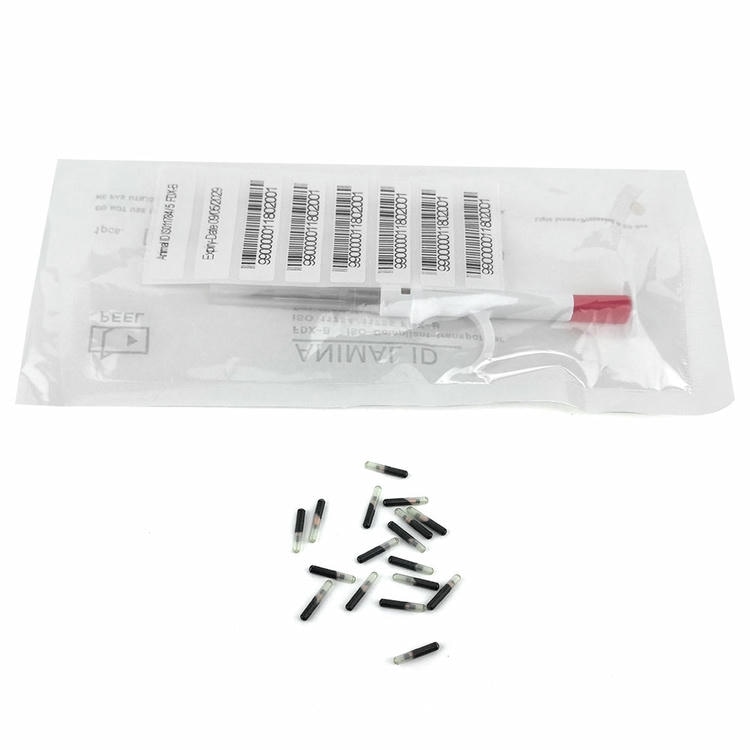 Pacote de injetores estéreis mostrado com etiquetas de identificação de código de barras e amostras de microchips RFID animais para fluxos de trabalho de implantação veterinária.