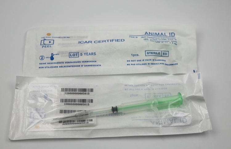 Embalagem estéril lacrada com etiquetas de código de barras e uma seringa pré-carregada contendo um microchip RFID animal pronto para implantação em clínica.