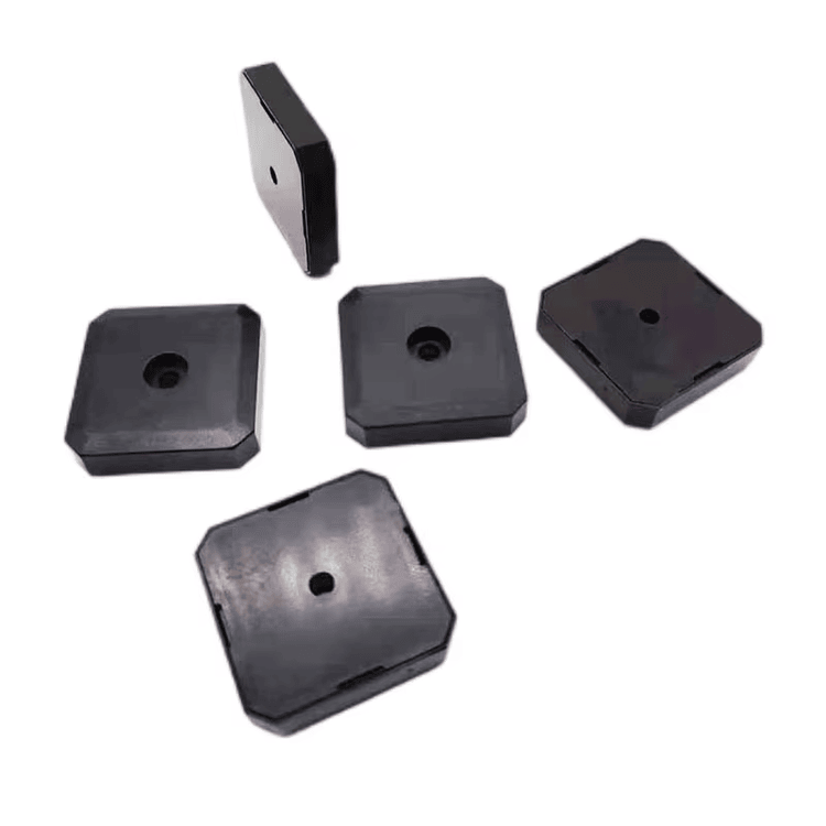 Demonstração de um tag RFID ABS3030-1 lido por um dispositivo portátil em um ponto de controle de segurança para registro de rondas.
