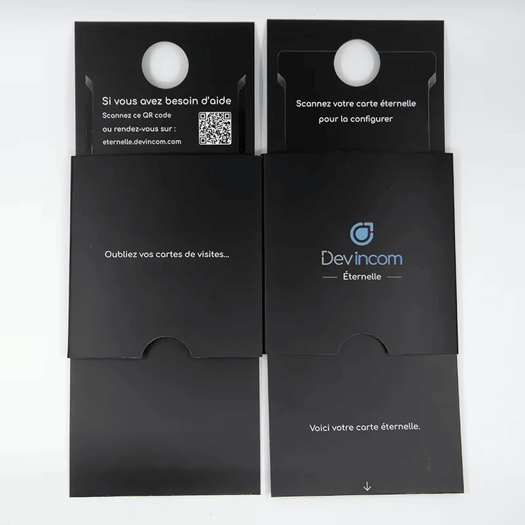 Opções de acabamento para caixas personalizadas, incluindo UV localizado e hot stamping prateado.