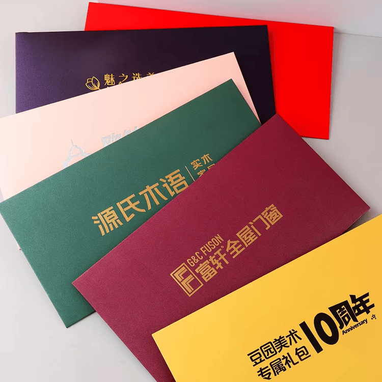 Diversas opções de cores para envelopes de convite personalizáveis, incluindo branco perolado e azul profundo, para combinar com os temas dos eventos.