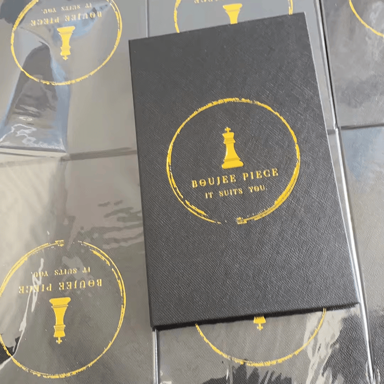 Embalagem de papel personalizável disponível em várias cores, incluindo preto, branco e azul, para combinar com a identidade da marca.