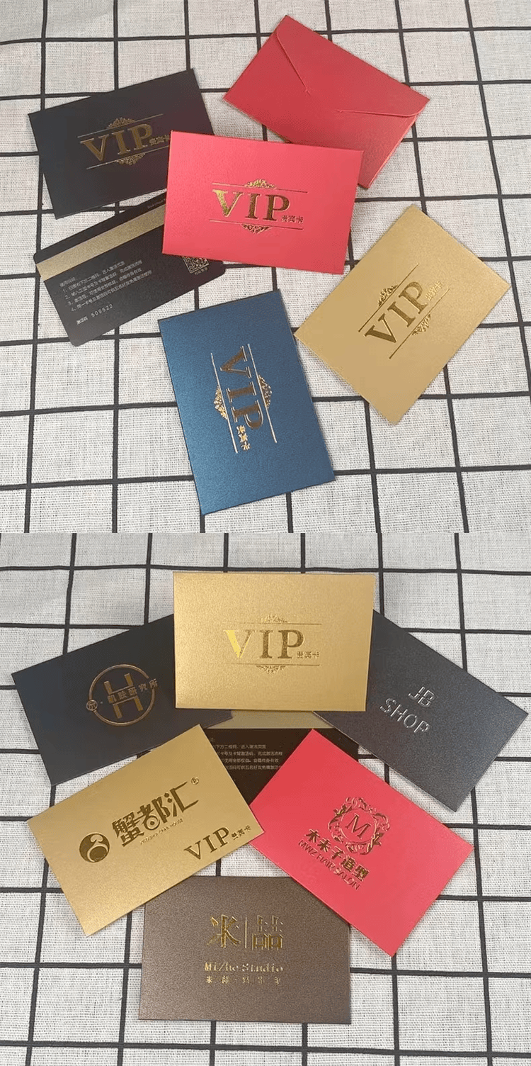Porta-cartões-presente personalizado com hot stamping dourado para uma apresentação mais sofisticada.