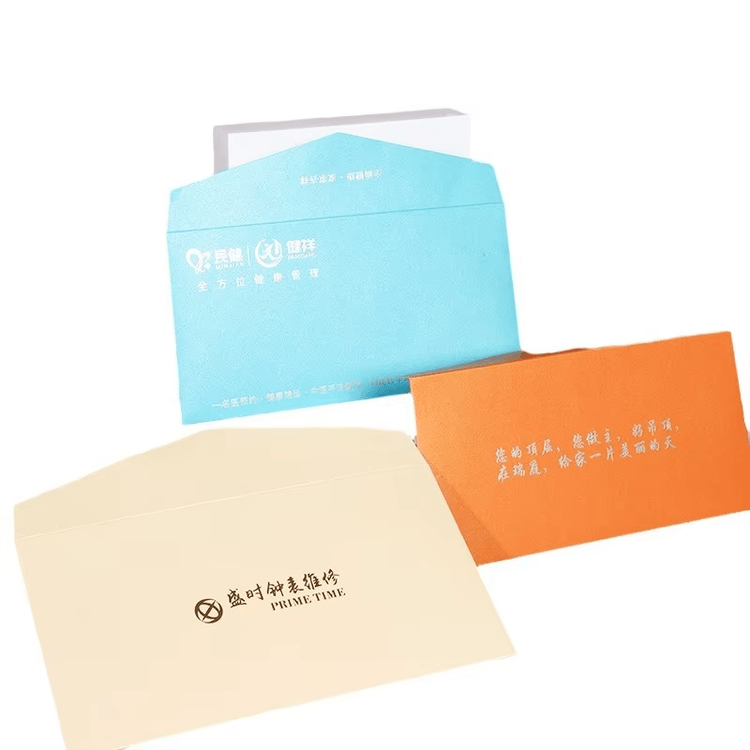 Exemplo de estampagem personalizada em folha dourada e revestimento UV em um porta-cartão de papel perolado, para uma identidade de marca luxuosa.