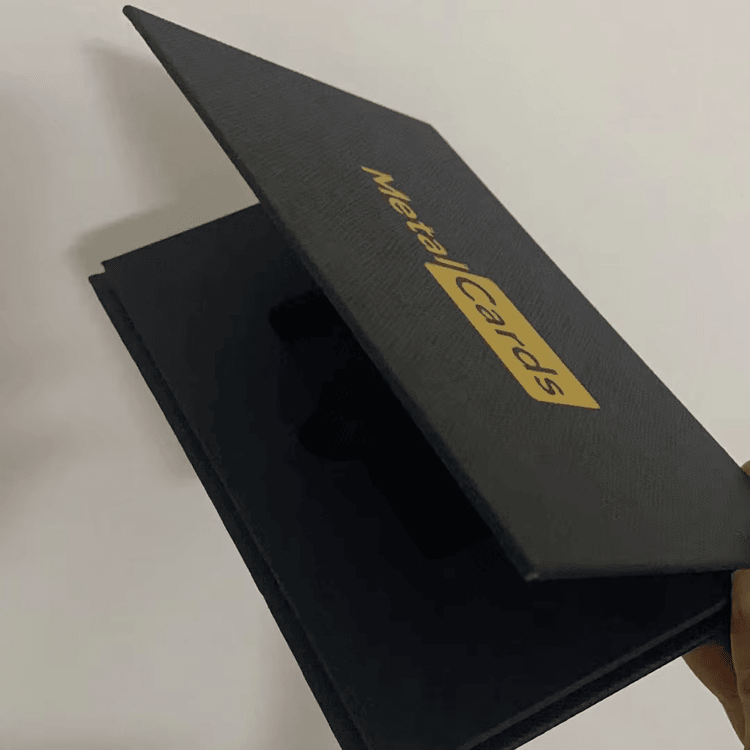 Caixa de papel kraft para cartão-presente com inserto personalizado de espuma EVA oferece excelente amortecimento e proteção contra riscos para cartões plásticos.