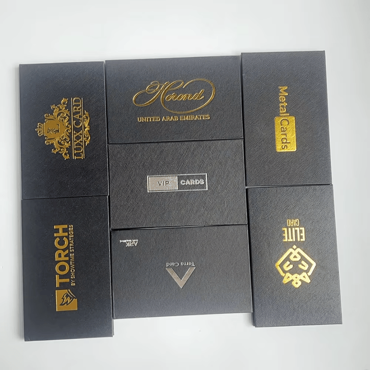 A embalagem elegante para cartões com fecho magnético mantém cartões de fidelidade de alto padrão protegidos e bem acomodados.