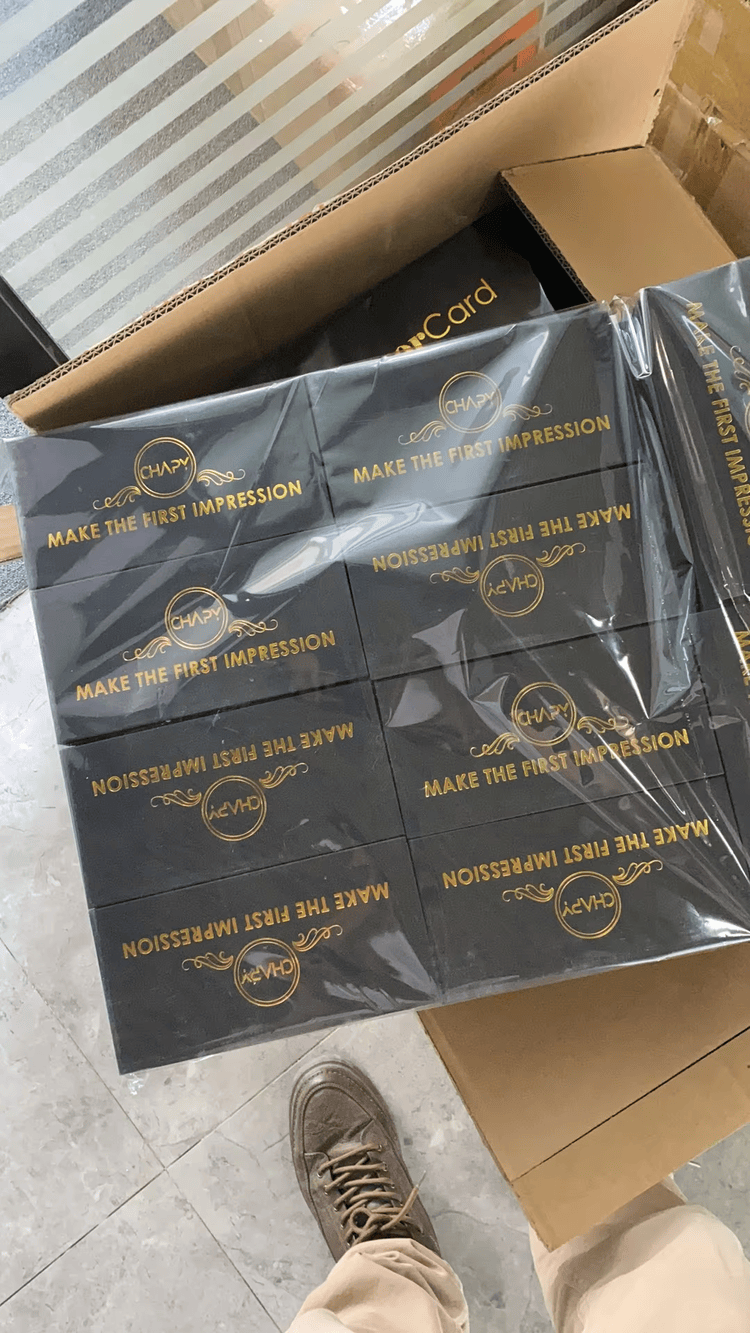 Solução de cartão-presente pronta para o varejo, combinando uma estrutura resistente com acabamentos refinados, como verniz UV e envernizamento.