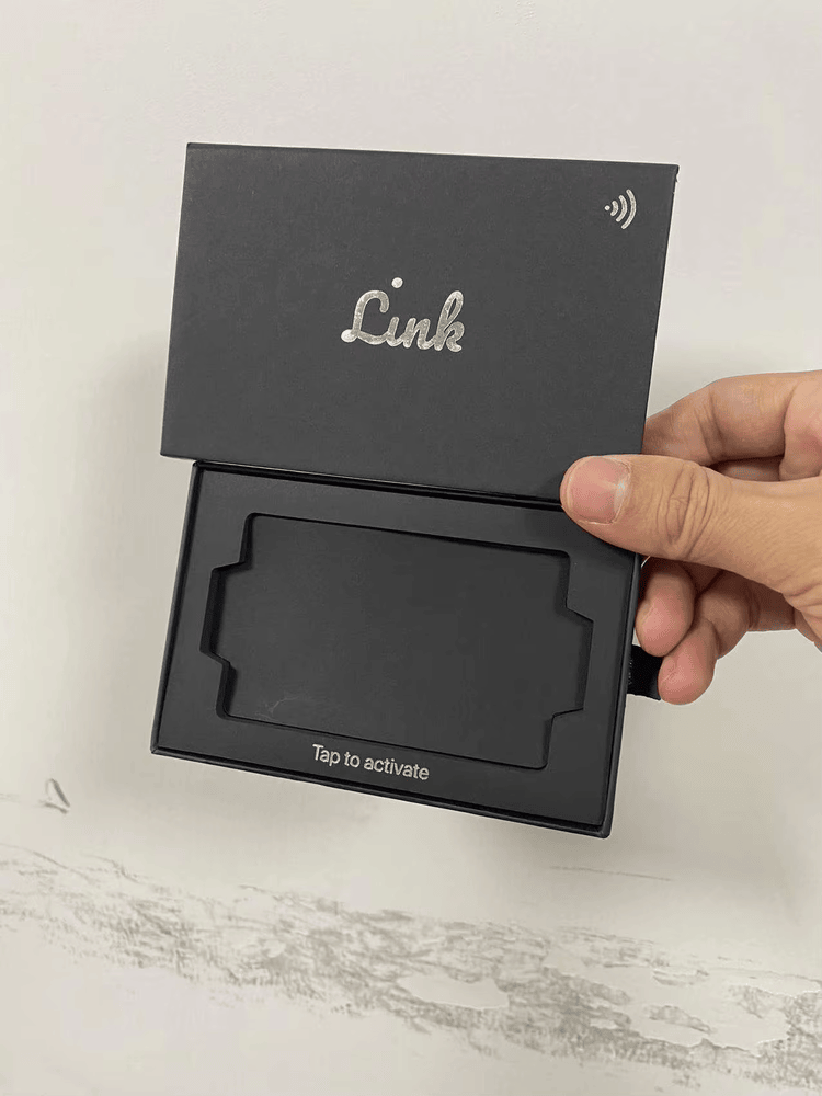 Vista detalhada do papel rígido de alta densidade utilizado para proteger cartões e produtos RFID.