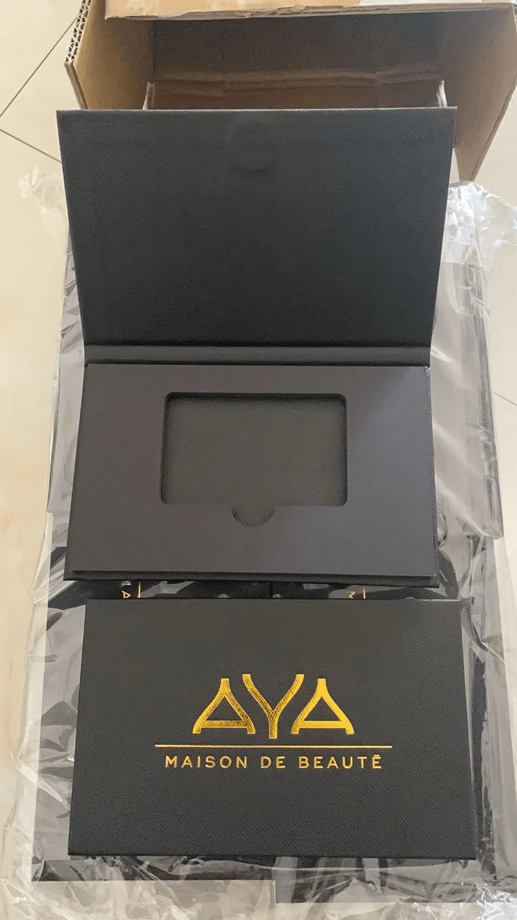 Embalagem fina e rígida para cartão-presente com perfil elegante ideal para envio pelo correio ou exposição de cartões de recompensa premium.