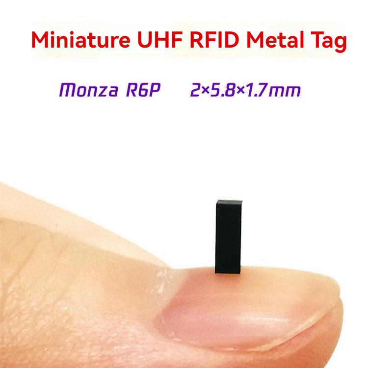 Micro tag RFID SV-002 sobre a ponta de um dedo, destacando o corpo de 2 × 5,8 × 1,7 mm e o chip Monza R6P para leitura UHF estável em metal.