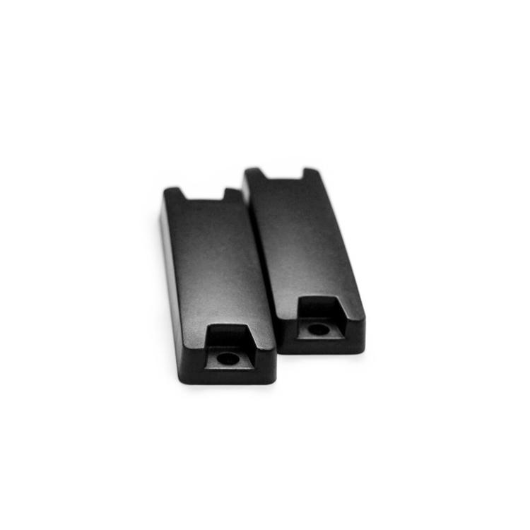 Detalhe de corte a laser em tag RFID UHF PC para metal.
