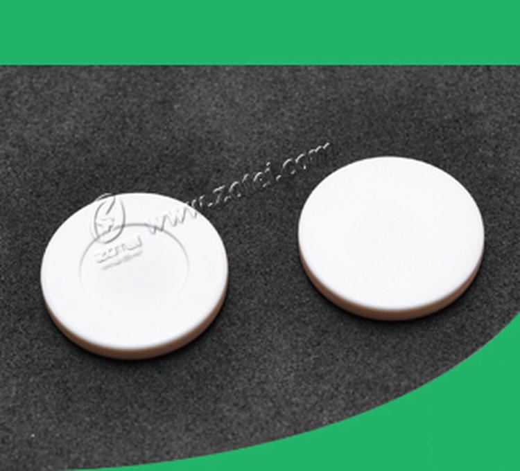 Tag RFID ABS multifrequência mostrado sobre uma superfície metálica em uma aplicação de identificação.
