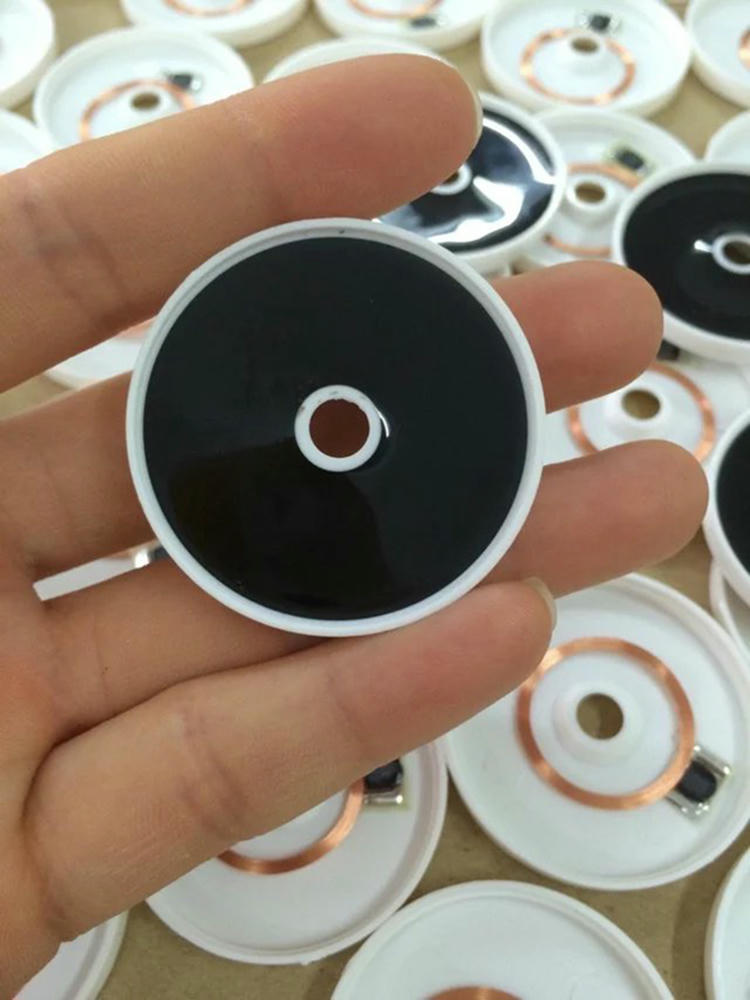 Fotografia da tag RFID ABS de segurança mostrando o verso adesivo para instalação.