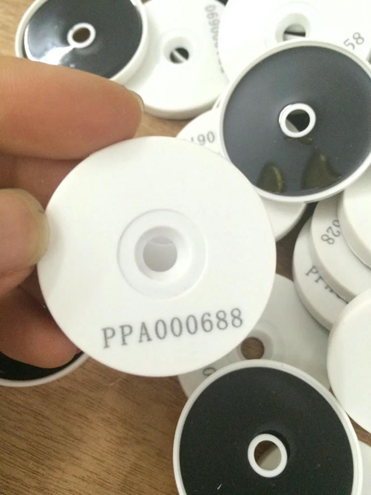 Tag RFID ABS para pontos de segurança instalada em uma superfície metálica.