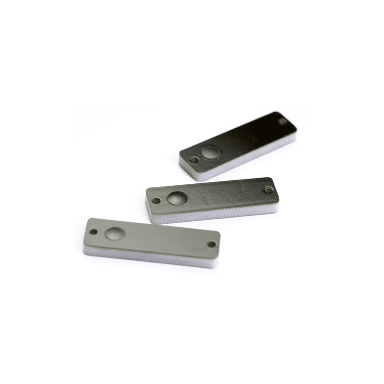 Tag RFID PCB para metal usada no rastreamento de ativos, apresentada com acabamento metálico escovado.