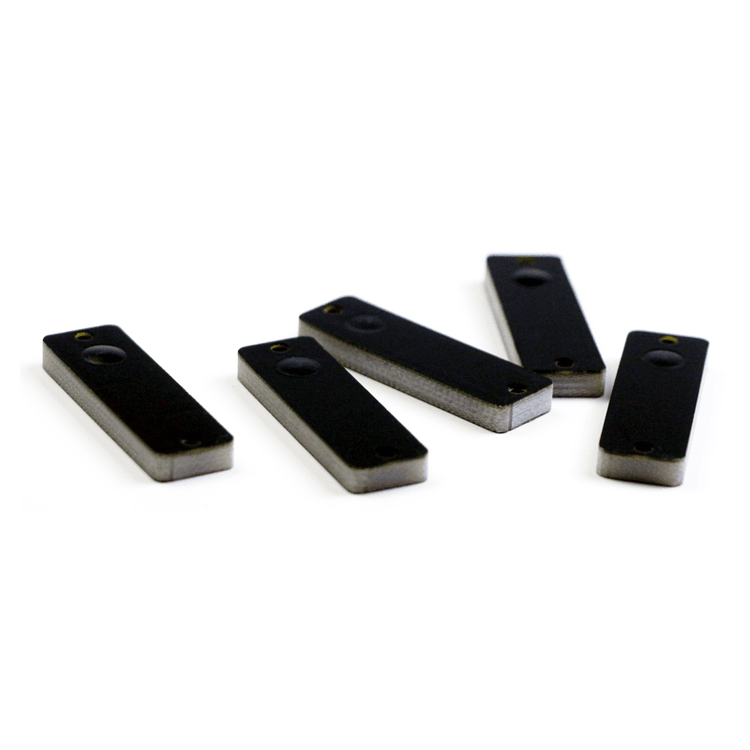 Detalhe do corte a laser da tag RFID PCB para metal destinada ao rastreamento de ativos.