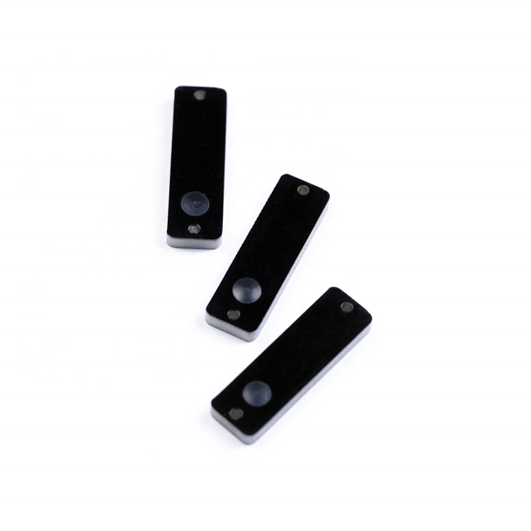 Detalhe da borda polida da tag RFID PCB para metal destinada ao rastreamento de ativos.