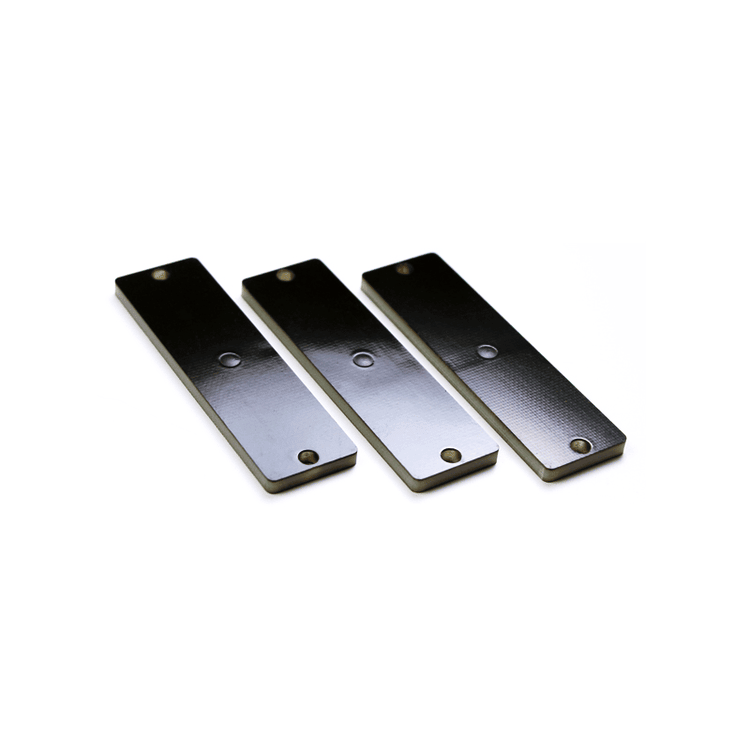 Tag RFID PCB para metal para ativos metálicos industriais mostrado com acabamento escovado para compradores que comparam soluções tags RFID PCB para metal.