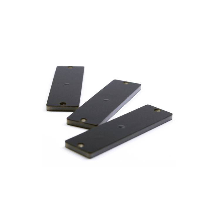 Esta imagem destaca o Tag RFID PCB para metal para ativos metálicos industriais com logotipo gravado para aplicações de tags RFID PCB para metal.