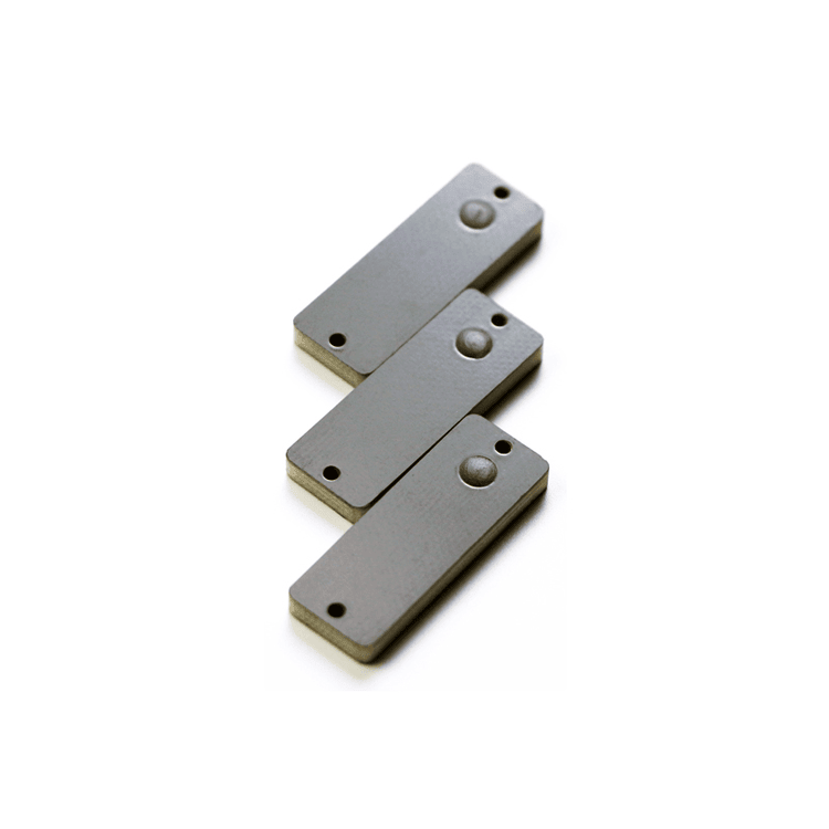 Etiqueta RFID UHF PCB para superfícies metálicas para rastreamento hospitalar, apresentada com foco na borda polida para projetos de etiquetas RFID PCB para superfícies metálicas.