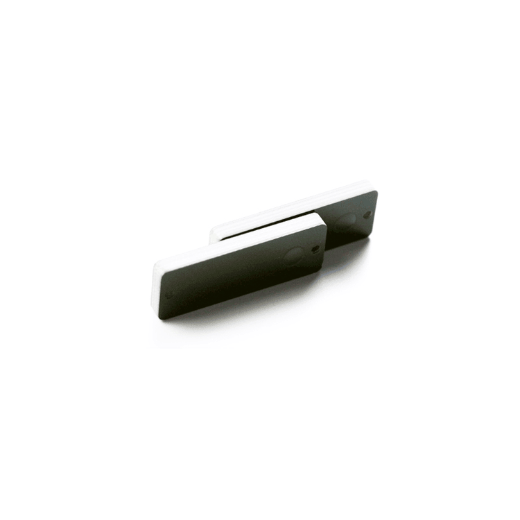 Imagem nítida de Tag RFID UHF PCB para Rastreamento Hospitalar em Metal destacando instalação em superfície metálica para aplicações de Tags RFID PCB para metal.