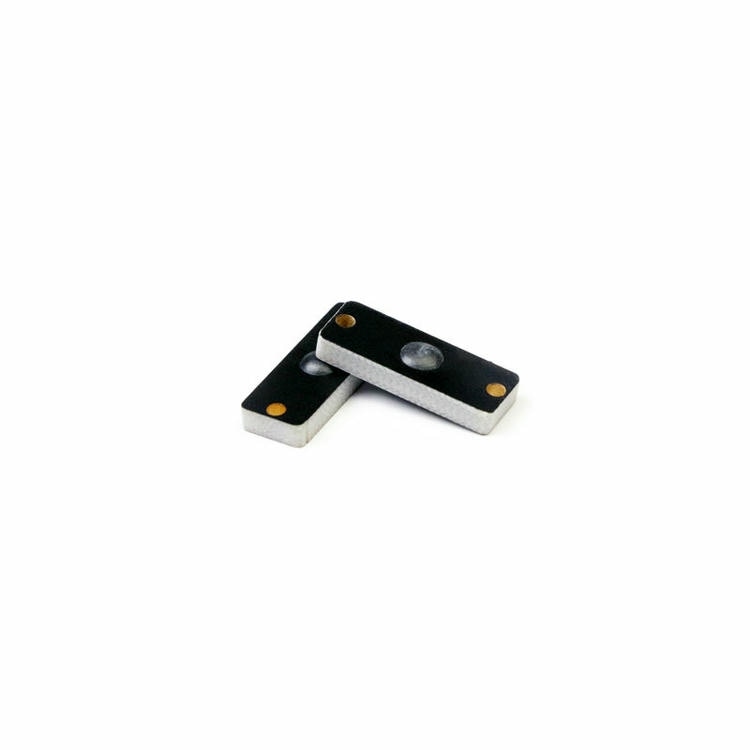 A imagem mostra duas tags RFID PCB para metal P2208-3 cruzadas, destacando o encapsulamento resistente para rastreamento sobre metal em altas temperaturas.