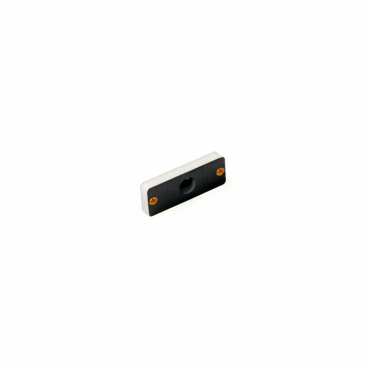 A imagem mostra a face frontal de uma única tag RFID PCB para metal P2208-3 com dois orifícios nos cantos para fixação segura em altas temperaturas.