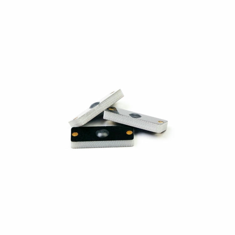 A foto mostra várias tags RFID PCB para metal P2208-3 empilhadas para ilustrar a construção robusta para ativos metálicos quentes.