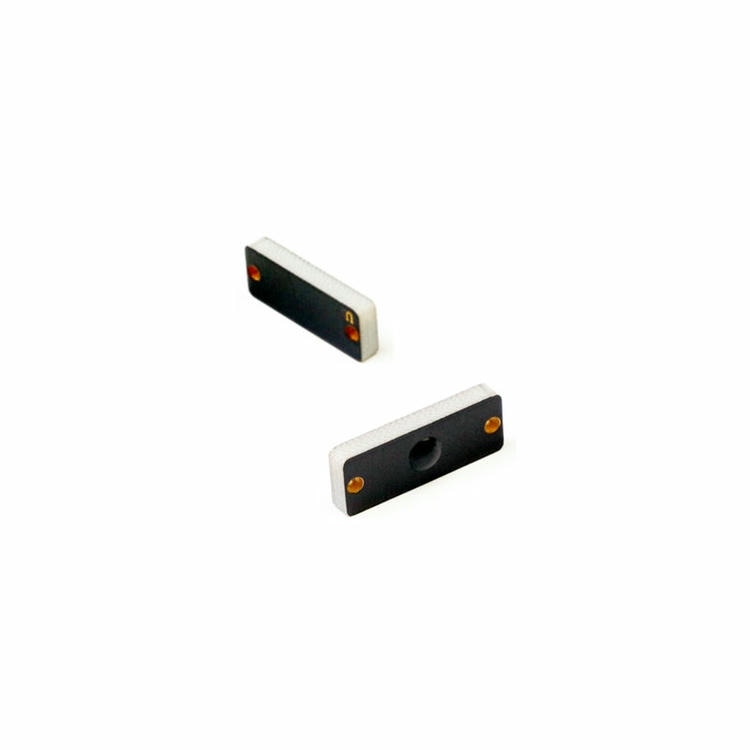 A imagem mostra duas tags RFID PCB para metal P2208-3 em pé para apresentar a saliência central e os dois orifícios para instalação fixa.