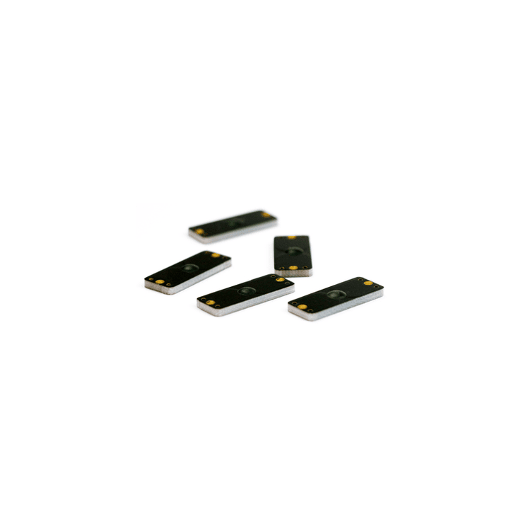 Imagem de cinco tags RFID PCB para metal P2510-1 reunidas para demonstrar a identificação compacta de estruturas metálicas.