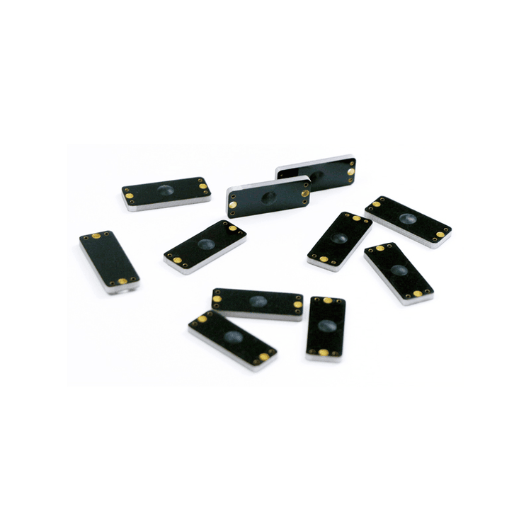 Imagem detalhada de várias tags RFID PCB para metal P2510-1 agrupadas para rastreamento logístico, industrial e de equipamentos.
