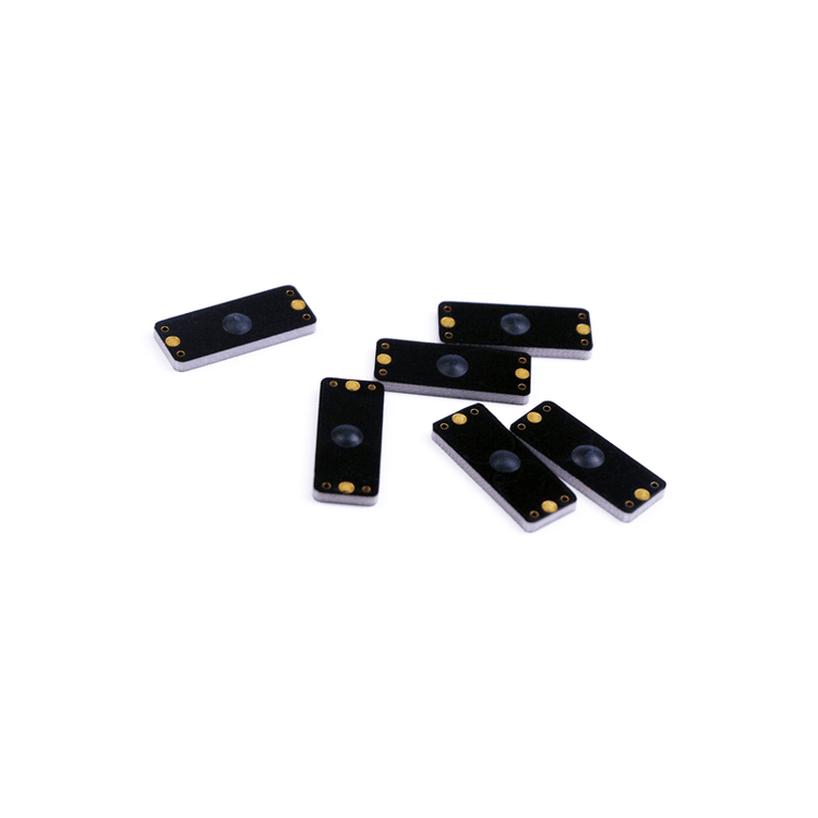 Imagem de sete tags RFID PCB para metal P2510-1 organizadas sobre fundo branco para inventário de metais e controle de acesso.