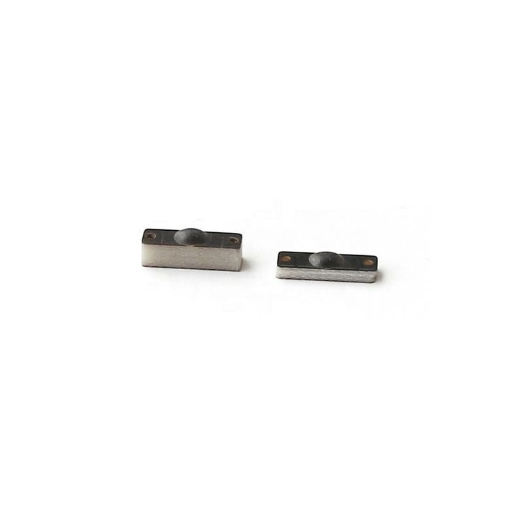 Vista superior mostra duas etiquetas RFID PCB on metal P1204-2 com saliências de epóxi e placas nos cantos projetadas para leituras estáveis sobre metal.