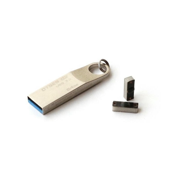 Imagem mostra tags RFID PCB para metal P1204-2 ao lado de um pen drive USB para transmitir o formato compacto para etiquetagem de ativos industriais.