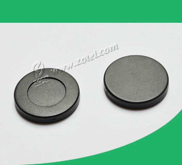A imagem ilustra uma etiqueta RFID preta ABS25-2 para pontos de ronda, projetada para suportar condições industriais agressivas durante inspeções.