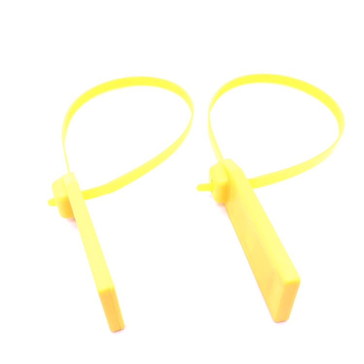 Detalhe da estrutura durável de um lacre RFID com abraçadeira para ambientes exigentes.