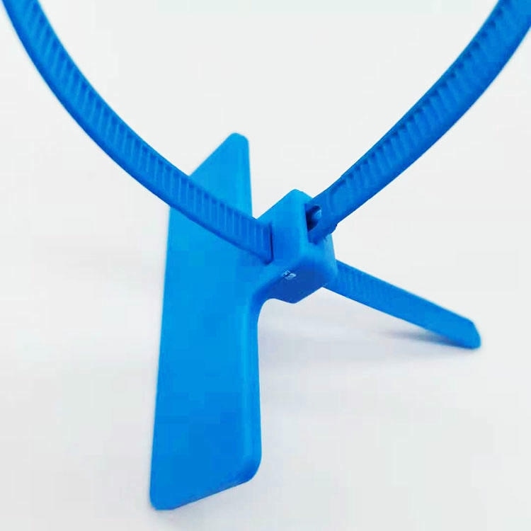 Close da tag RFID tipo abraçadeira modelo Z28575-1 com uma tira de nylon azul dentada passando pela trava para formar um laço apertado.