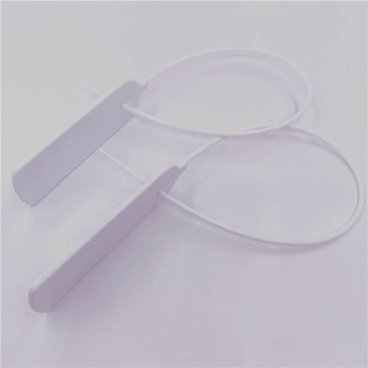Duas etiquetas RFID brancas de abraçadeira modelo Z33026-1 estão fechadas em laços ovais limpos mostrando o corpo longo de marcação sobre uma mesa branca.