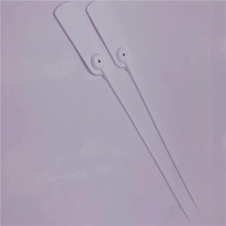 Dois fixadores longos em forma de estaca pontiaguda são mostrados para a tag RFID tipo lacre de abraçadeira modelo Z33026-1 para permitir posicionamento no solo no estilo GPS.