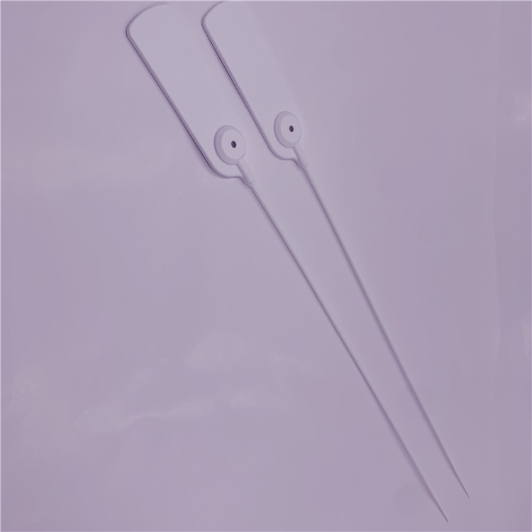 Foto de estúdio nítida de dois fixadores pontiagudos tipo estaca, usados com a etiqueta RFID tipo abraçadeira Z33026-1 para montagem de marcadores no solo.