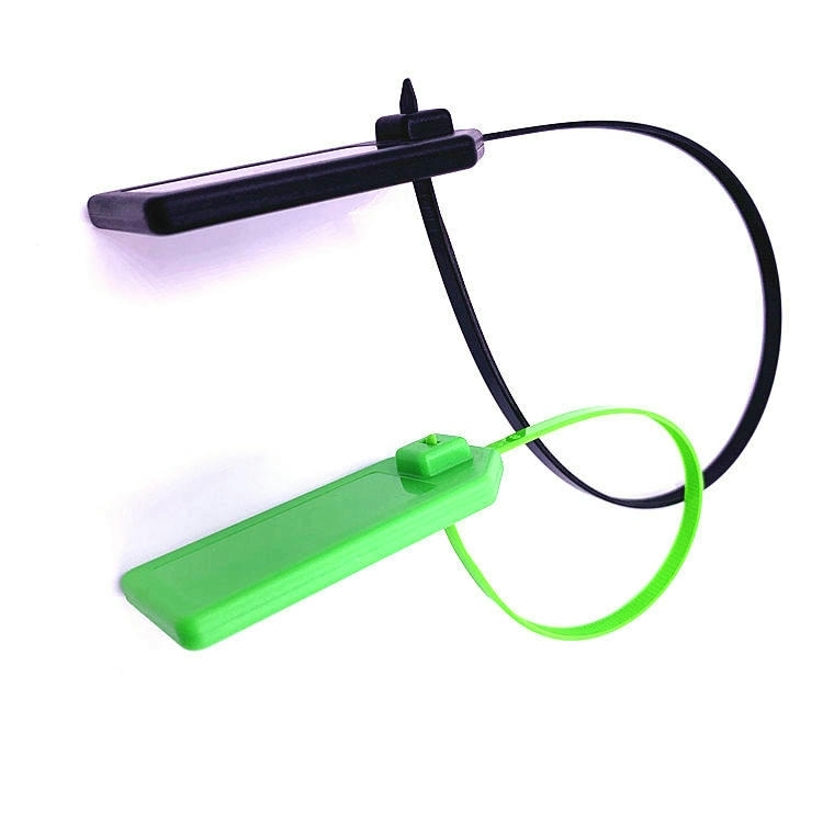 Vista em ângulo mostra etiquetas RFID de abraçadeira modelo Z36030-1 com um laço preto longo e outro verde menor para lacrar cabos.