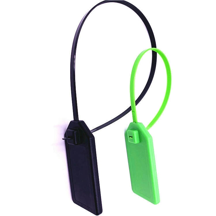 Duas etiquetas RFID de abraçadeira modelo Z36030-1 são mostradas penduradas com laços altos na tira para demonstrar o espaço livre após a instalação em cabos.
