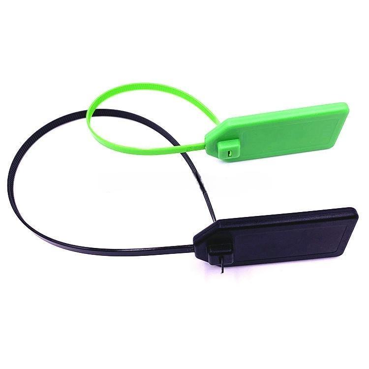 Recorte amplo das etiquetas RFID tipo abraçadeira Z36030-1 verdes e pretas em formato de laço sobre fundo branco, com os cabeçotes de trava visíveis.