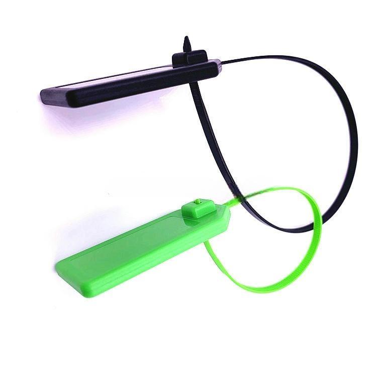 Vista sobreposta em ângulo das etiquetas RFID tipo abraçadeira Z36030-1, com o corpo preto cruzando por cima do laço verde para mostrar a profundidade.