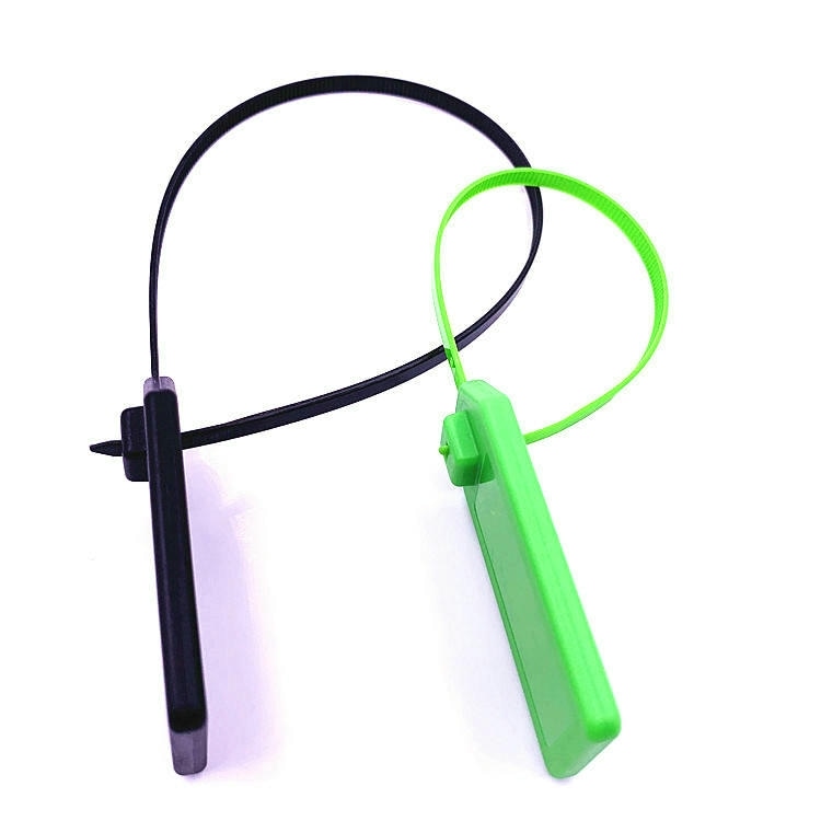 Vista lateral em pé de tags RFID tipo abraçadeira modelo Z36030-1 com tiras em laço e perfil espesso do corpo ABS para maior durabilidade.