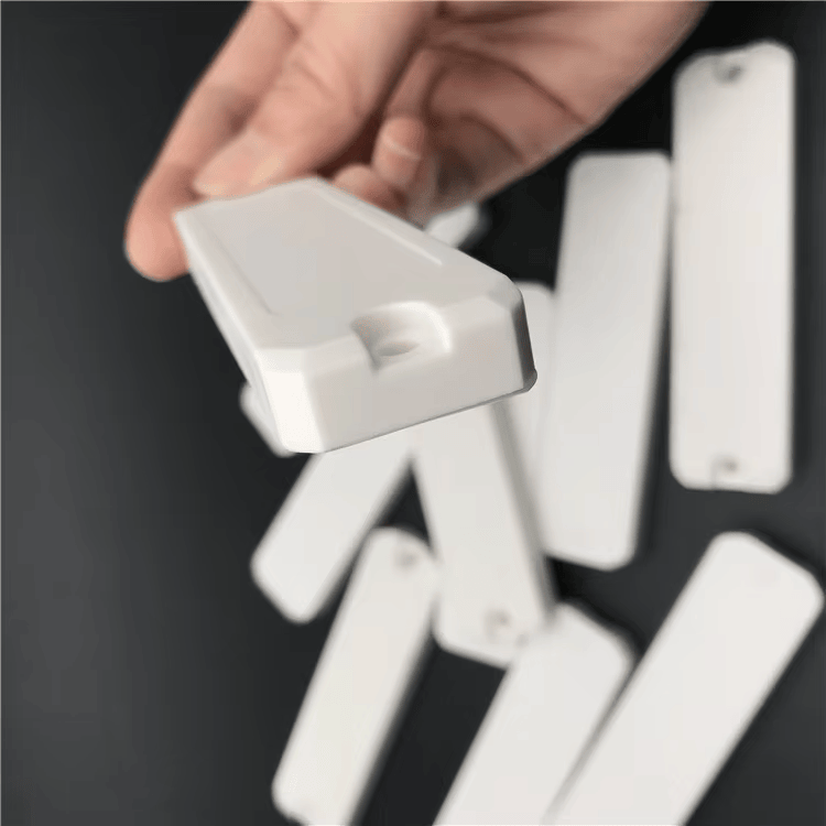 Foto do produto Tags RFID UHF ABS para Metal mostrando acabamento resistente para identificação de ativos.