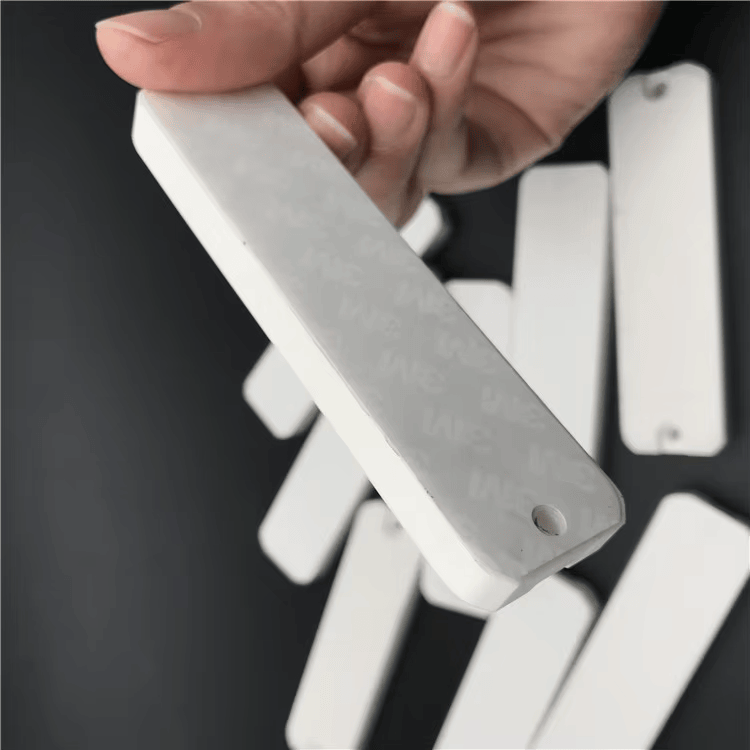 Tags RFID UHF ABS para Metal de longo alcance vistos com logotipo gravado para aplicações industriais.
