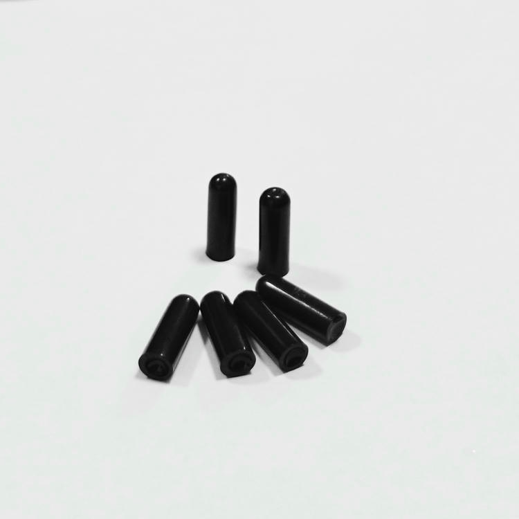Conjunto de etiquetas RFID pretas tipo cápsula SV-009 exibido em diferentes posições para demonstrar o formato destinado à identificação de moldes e dispositivos.